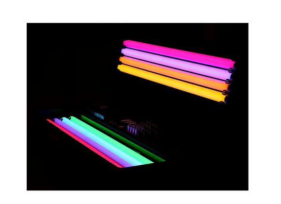 Tubes LED ASTERA TITAN colorés en action, ambiance lumineuse pour événements
