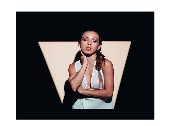 Image d'une fille avec poursuite triangulaire Nez Optique Aputure Spotlight en location