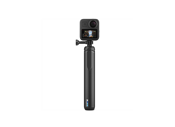 GoPro Max360° vue de face, fixée sur une perche télescopique avec la poignée visible, indiquant la portabilité et la facilité d'utilisation de la caméra.