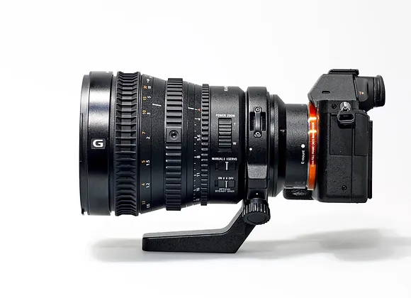 Zoom Sony 28-135mm F4 G avec appareil hybride à la location