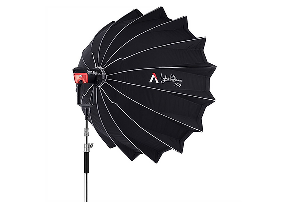 Vue latérale du Light Dome 150 monté sur un trépied. Softbox grand format pour un éclairage doux et uniforme