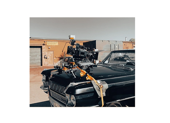 Kit Ventouse Voiture avec 3 ventouses pour caméras professionnelles monté sur une voiture américaine en location