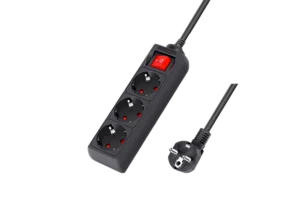 Multiprise noire élégante avec plusieurs prises et un interrupteur d'alimentation rouge, câble de connexion inclus, sur un fond noir transparent