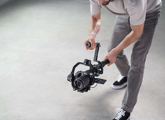 Personne utilisant la DJI Double poignée DJI RS2/RS3 Montée sur DJI RONIN RS2 en location