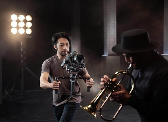 Personne utilisant DJI Double poignée DJI RS2/RS3 Montée sur DJI RONIN RS2 en location