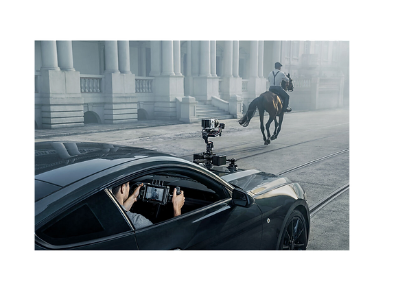 Gimbal Motorisé DJI RONIN S3 PRO fixé sur un support ventouse voiture Tilta Hydra Alien en location