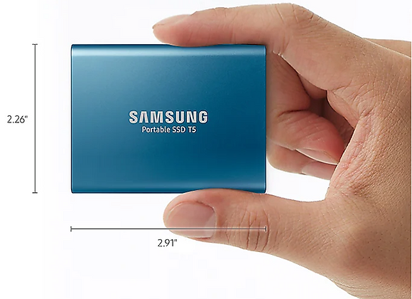 Photo d'une main tenant un disque Disque Externe SSD Samsung T5 bleu et affichant les dimensions en location