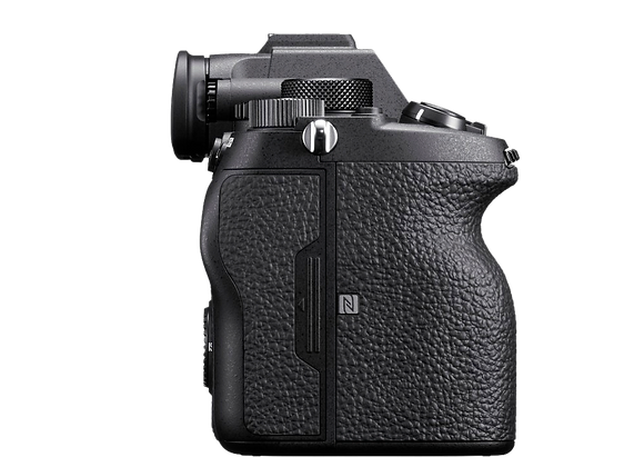 Appareil Hybride Full Fram Sony A7RIV nu vue de profil droit en location